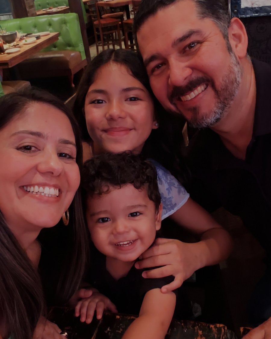 Rodrigo, Karina e os filhos sorrindo juntos