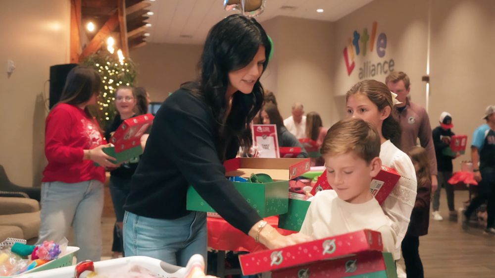 Família montando caixas de presente numa igreja